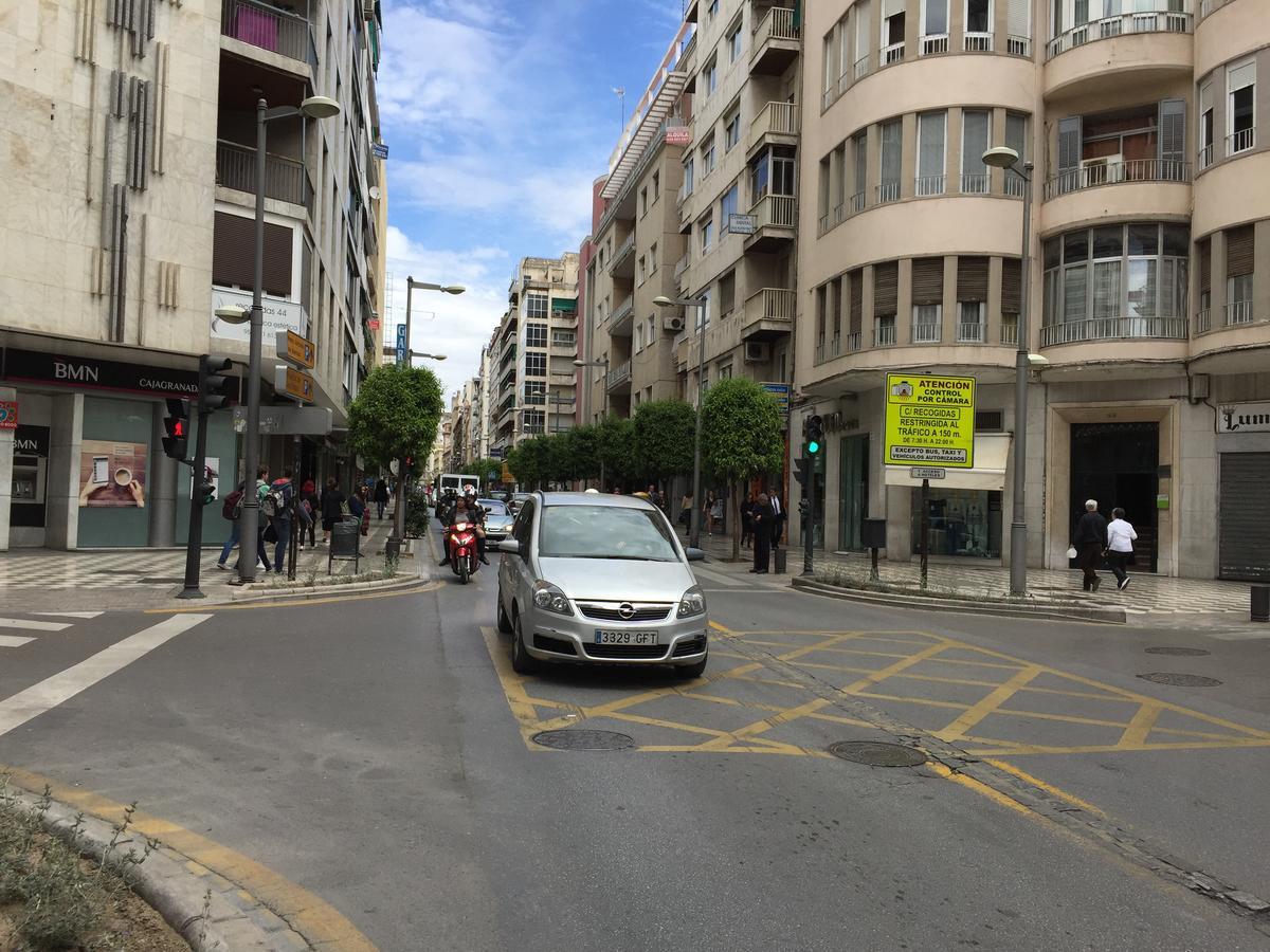 Piso en calle Recogidas  Granada Esterno foto